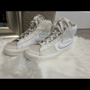 NIKE HIGH TOPS
BLAZER MID VICTORY - WOMENS